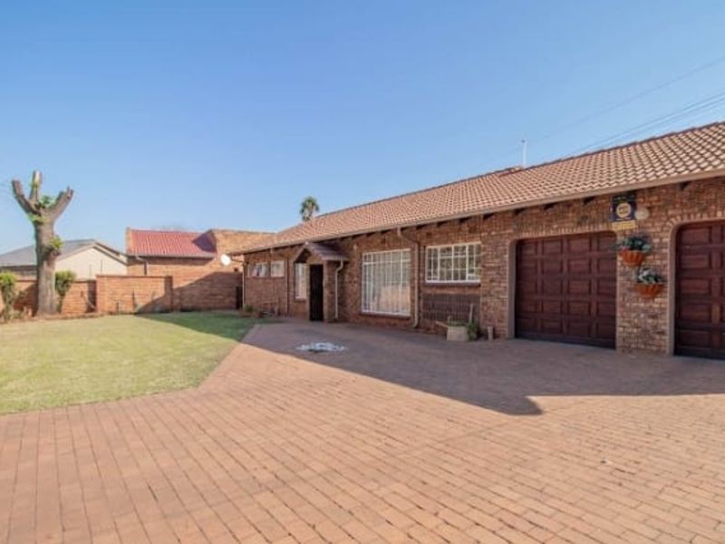 Well-Maintained Family Home with Exceptional Features - Photo 1