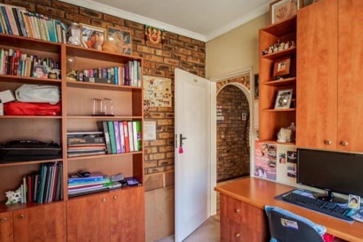 Well-Maintained Family Home with Exceptional Features - Photo 3