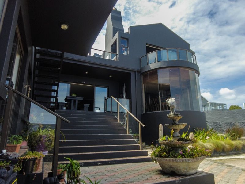 Prestigious Dana Bay residence with ocean views - Photo 2