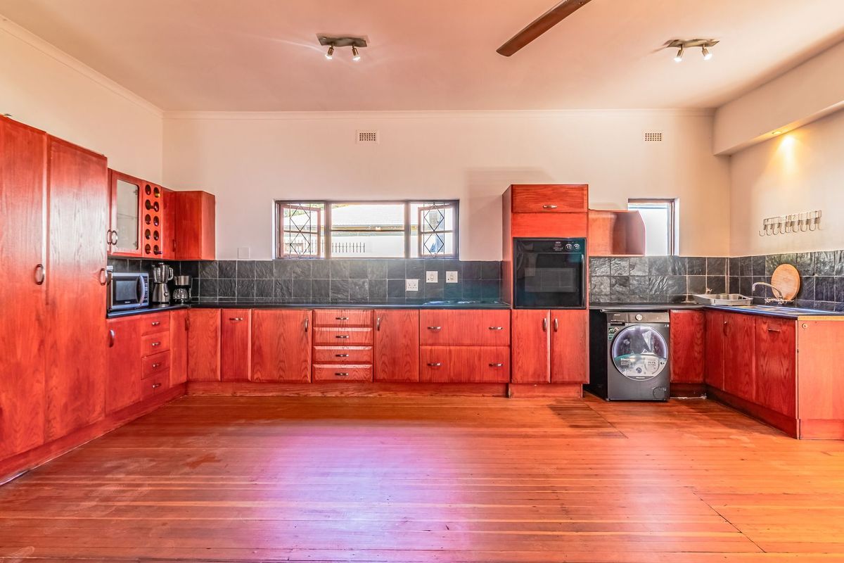Versatile Family Living with Cottage, Office & Entertainer’s Charm - Photo 4