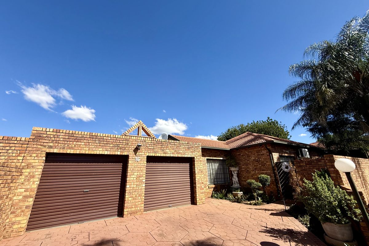 Modern 3 Bedroom House in Bougainvillea - Photo 2