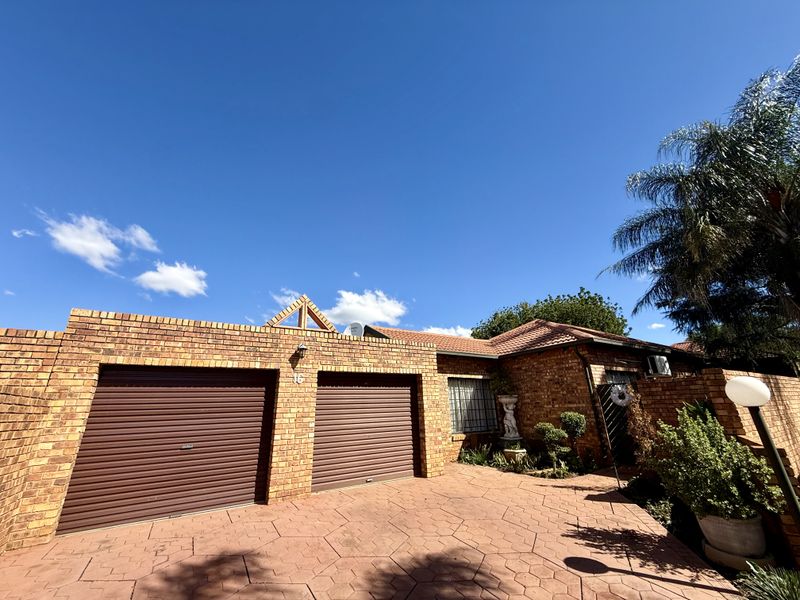 Modern 3 Bedroom House in Bougainvillea - Photo 2