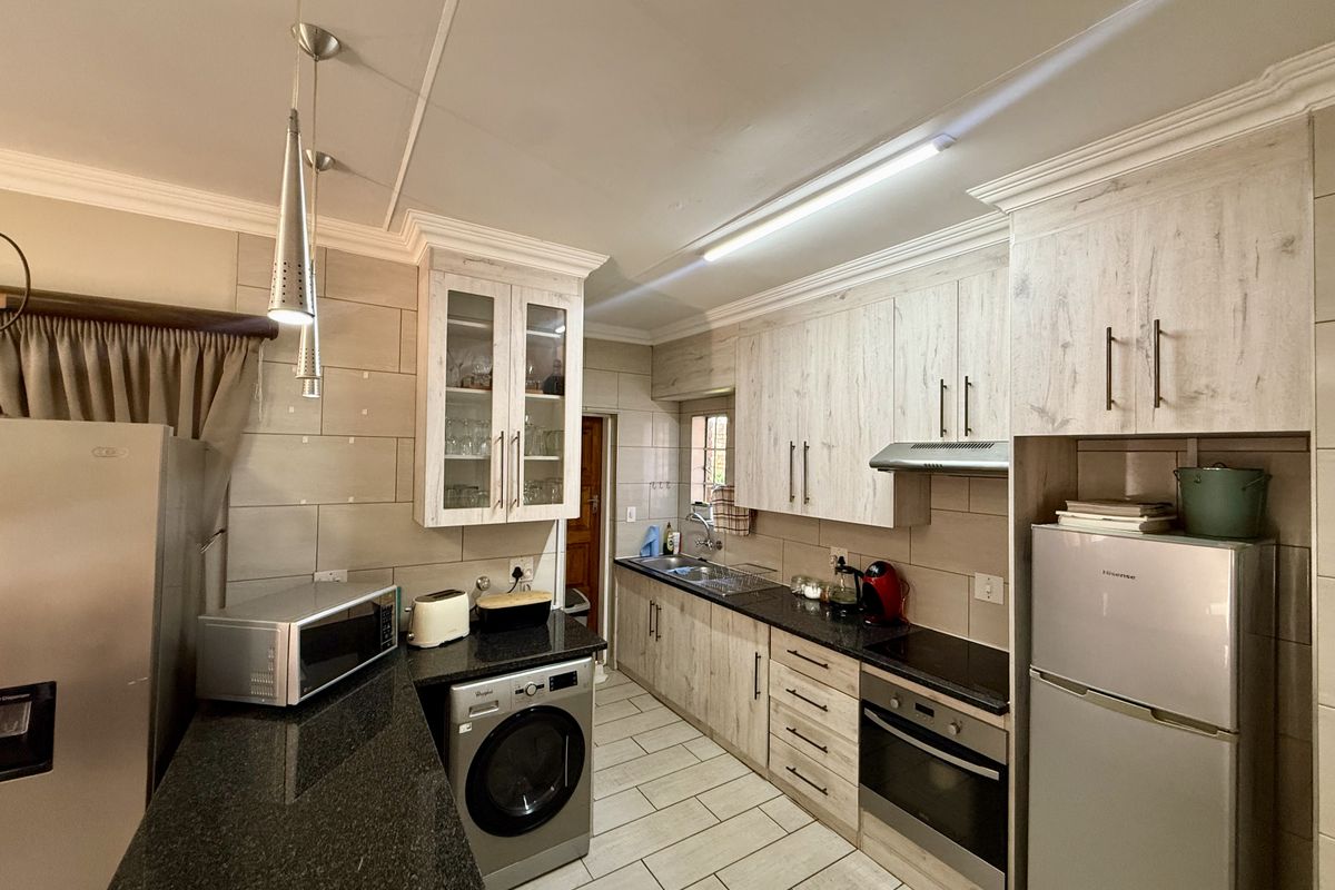 Modern 3 Bedroom House in Bougainvillea - Photo 4