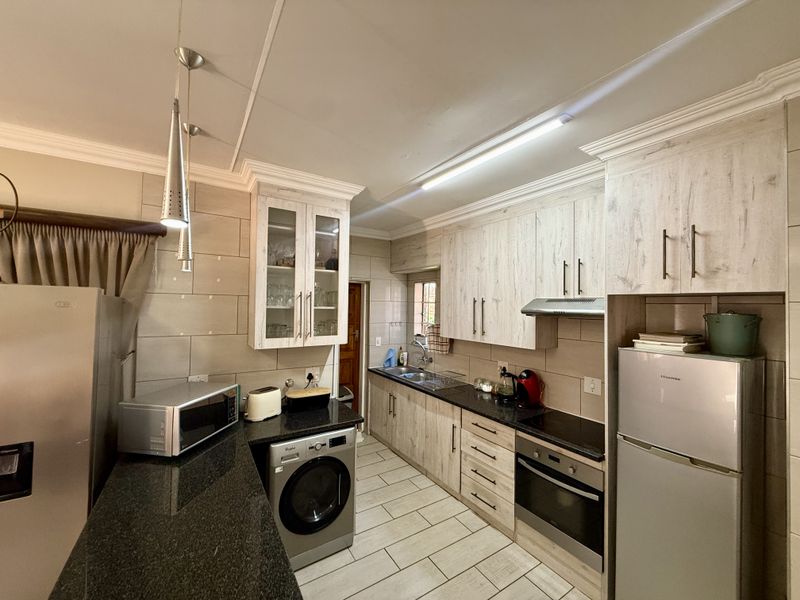 Modern 3 Bedroom House in Bougainvillea - Photo 4