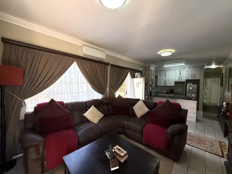 Modern 3 Bedroom House in Bougainvillea - Photo 7