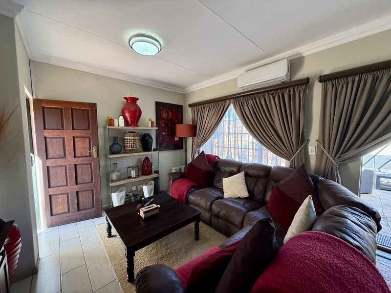 Modern 3 Bedroom House in Bougainvillea - Photo 6