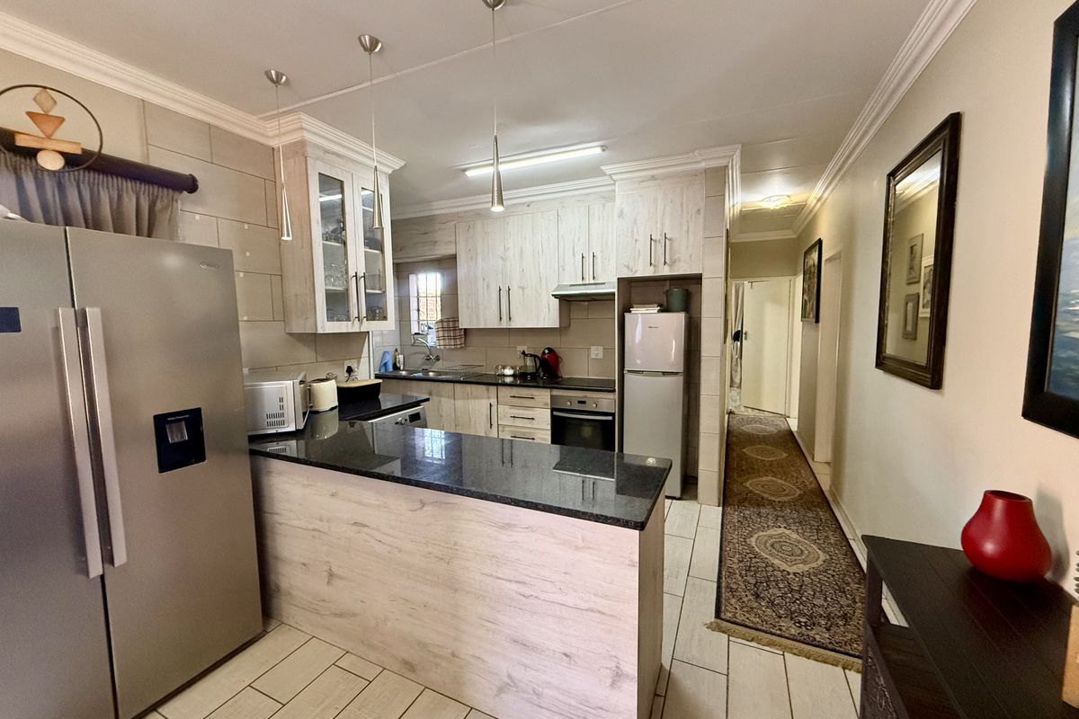 Modern 3 Bedroom House in Bougainvillea - Photo 3