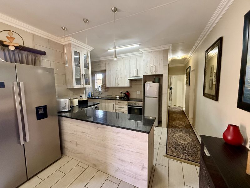 Modern 3 Bedroom House in Bougainvillea - Photo 3