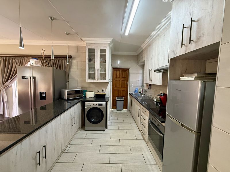 Modern 3 Bedroom House in Bougainvillea - Photo 5