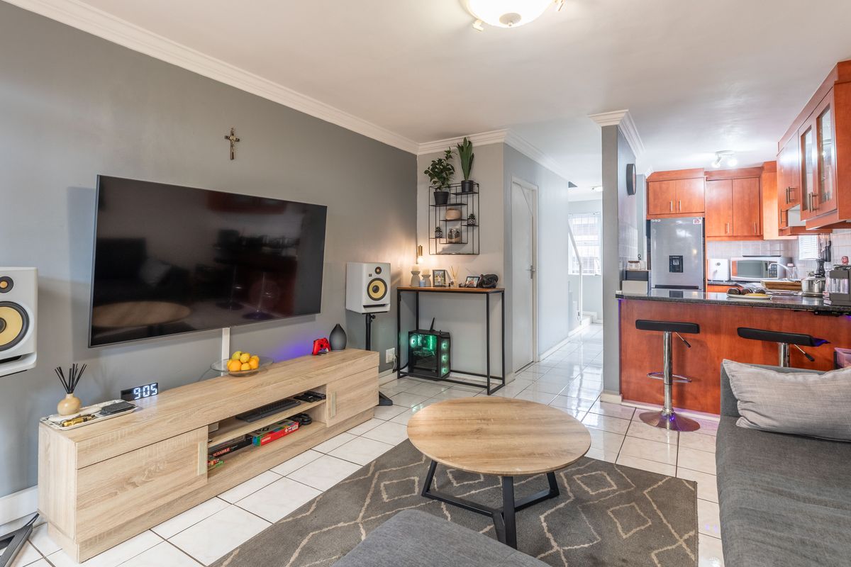 Lovely townhouse, 2beds, 1.5 baths, garden, parking for sale in Parklands! - Photo 5