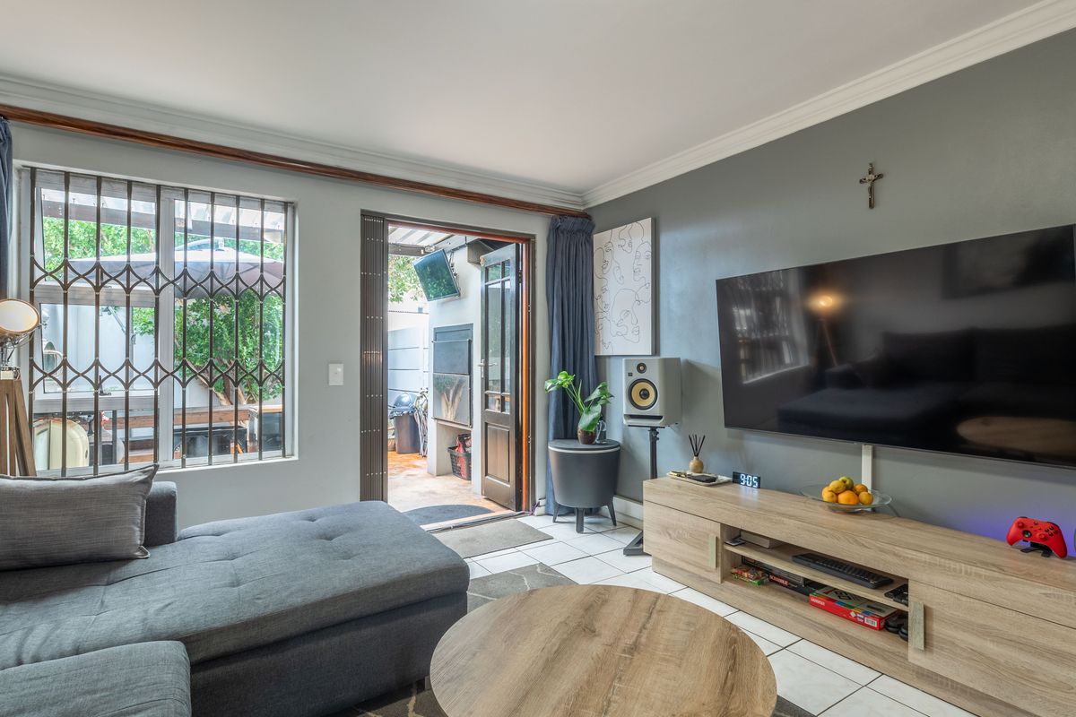 Lovely townhouse, 2beds, 1.5 baths, garden, parking for sale in Parklands! - Photo 4
