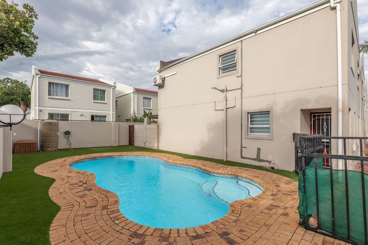 Lovely townhouse, 2beds, 1.5 baths, garden, parking for sale in Parklands! - Photo 2