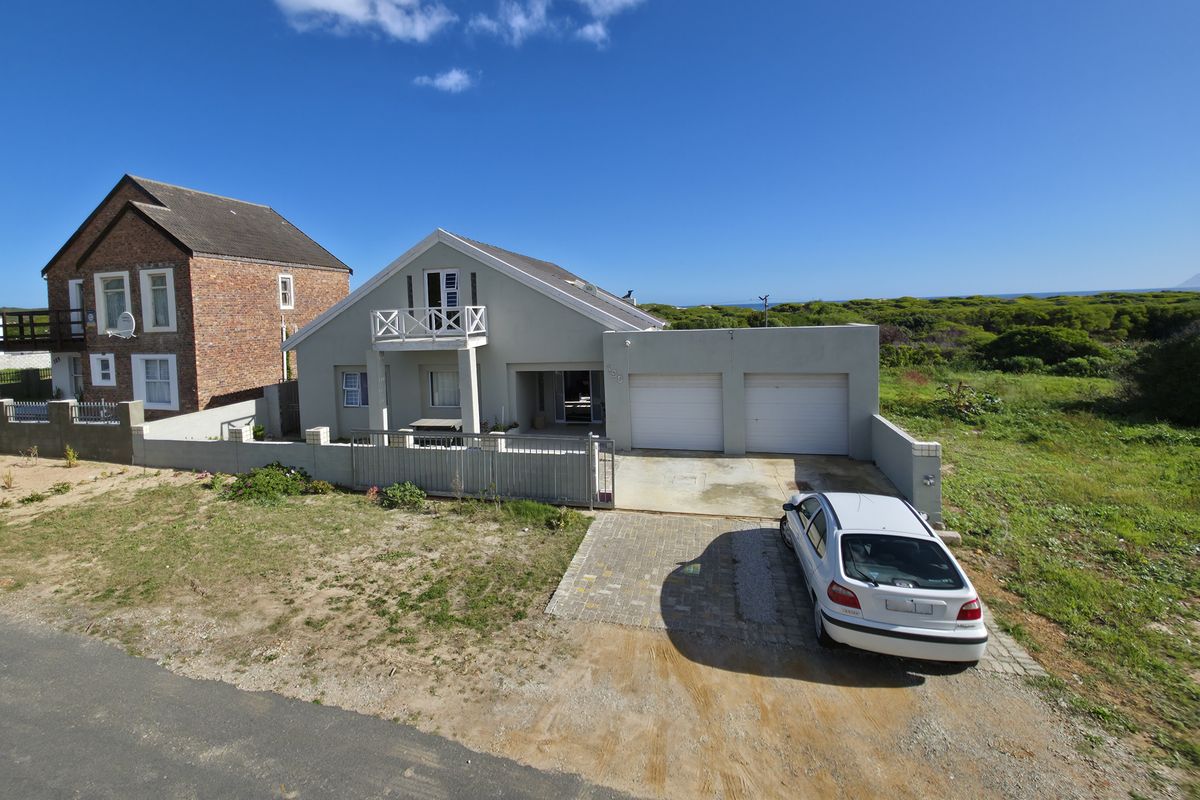 Spacious 5-Bedroom Family Home Just Minutes from the Beach - Photo 4