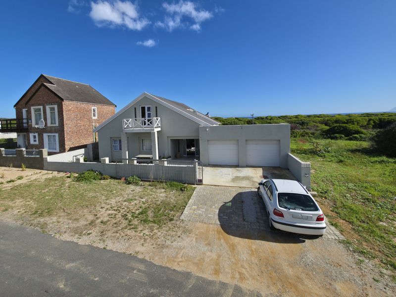 Spacious 5-Bedroom Family Home Just Minutes from the Beach - Photo 4