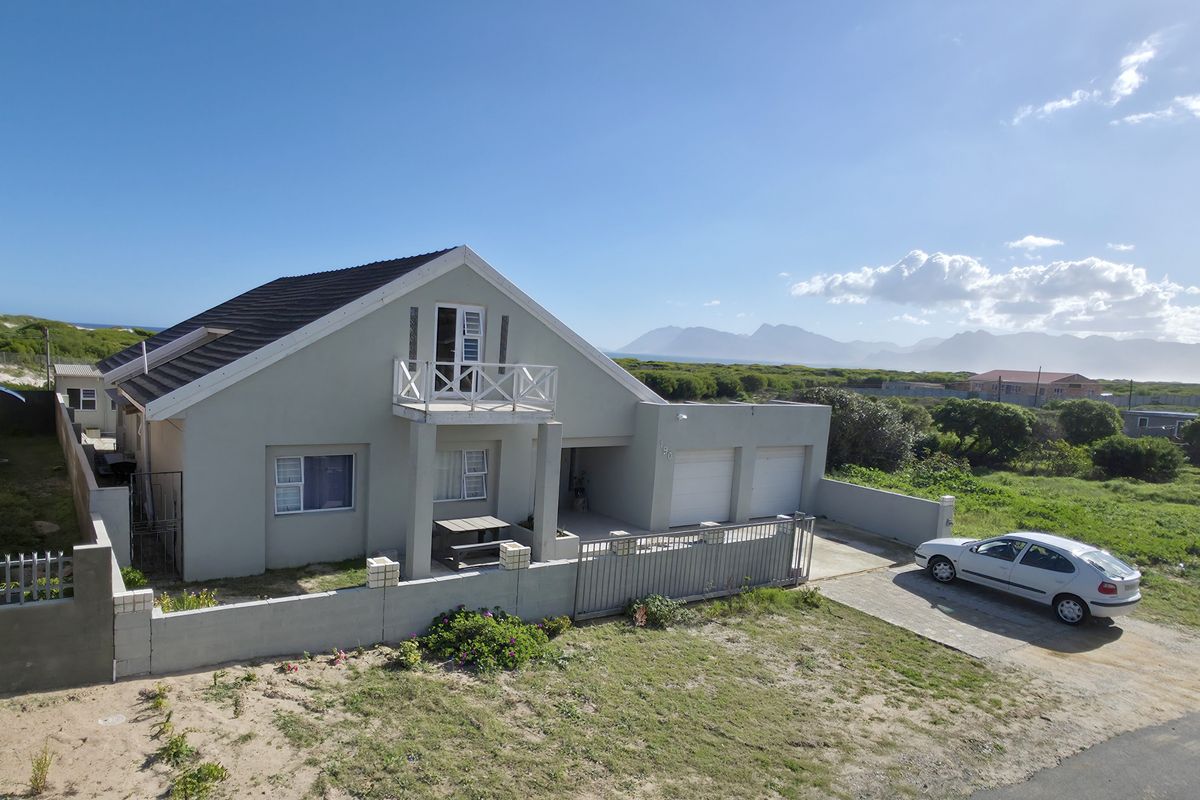 Spacious 5-Bedroom Family Home Just Minutes from the Beach - Photo 2