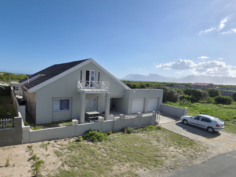 Spacious 5-Bedroom Family Home Just Minutes from the Beach - Photo 2