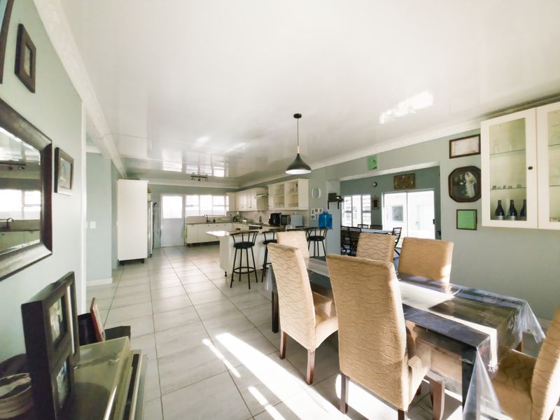 Spacious 5-Bedroom Family Home Just Minutes from the Beach - Photo 10