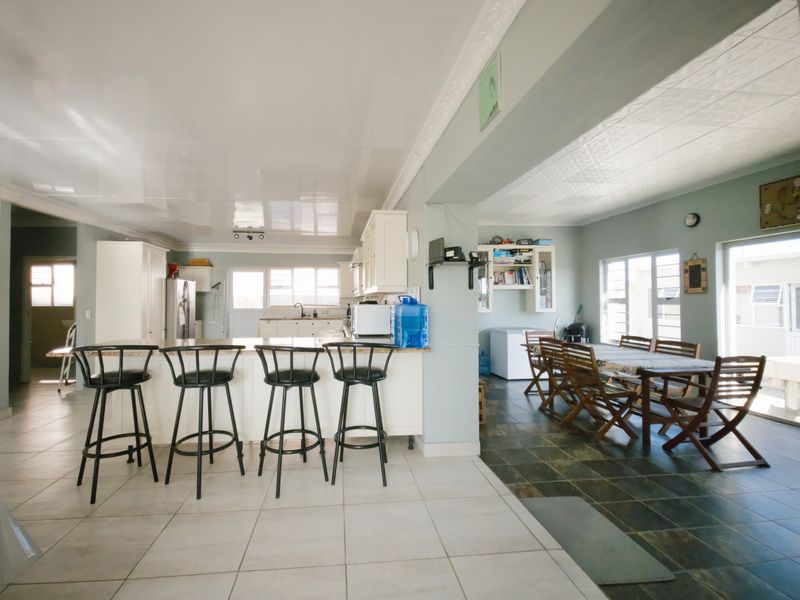 Spacious 5-Bedroom Family Home Just Minutes from the Beach - Photo 9