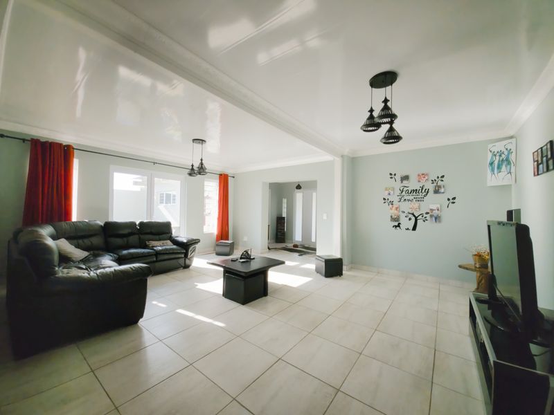 Spacious 5-Bedroom Family Home Just Minutes from the Beach - Photo 8