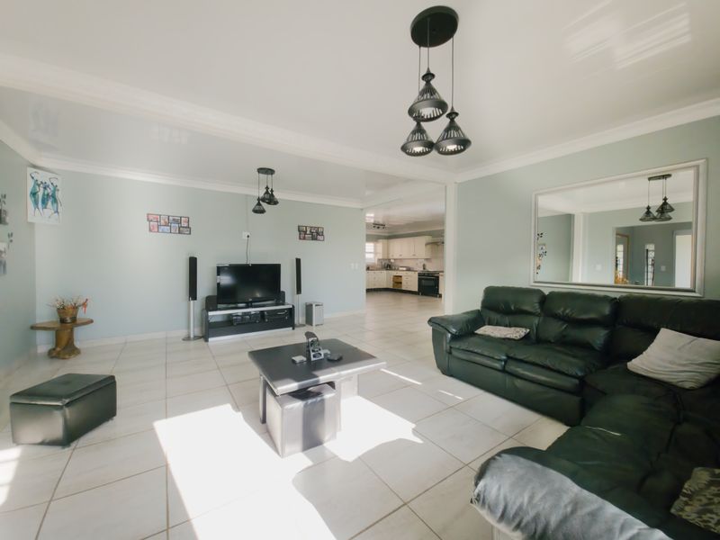 Spacious 5-Bedroom Family Home Just Minutes from the Beach - Photo 7