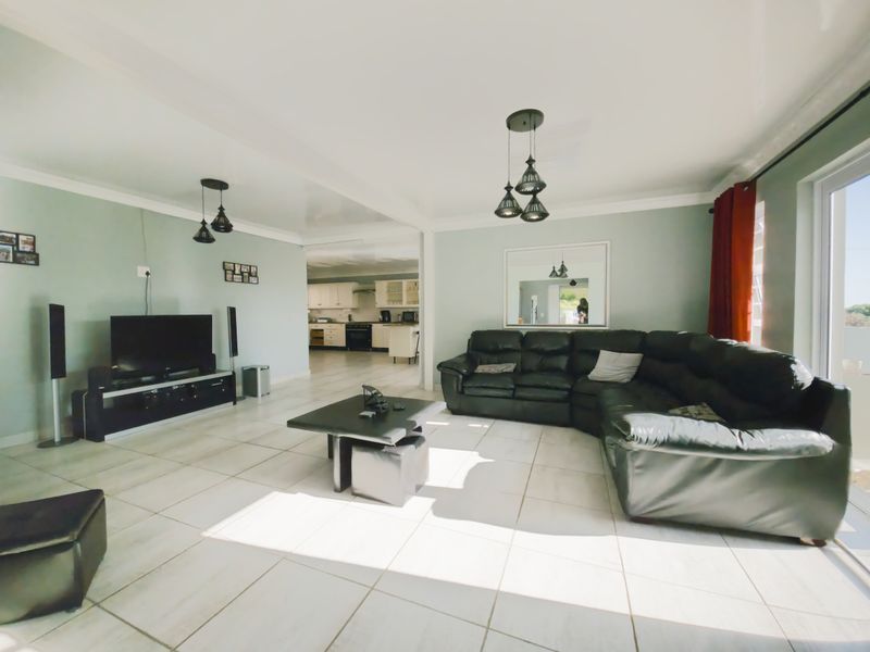 Spacious 5-Bedroom Family Home Just Minutes from the Beach - Photo 6