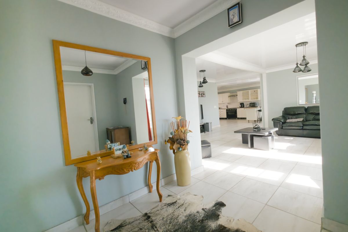 Spacious 5-Bedroom Family Home Just Minutes from the Beach - Photo 5