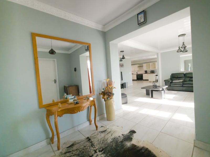 Spacious 5-Bedroom Family Home Just Minutes from the Beach - Photo 5