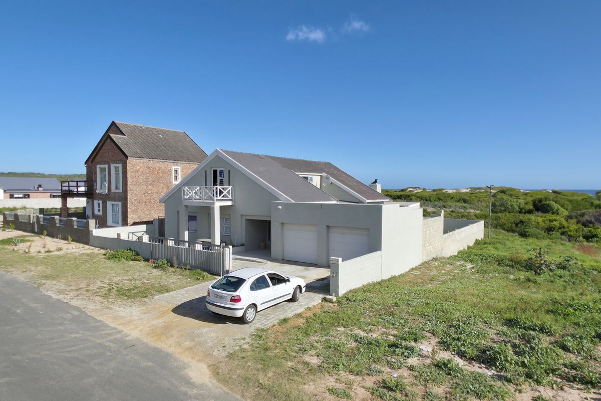 Spacious 5-Bedroom Family Home Just Minutes from the Beach - Photo 3