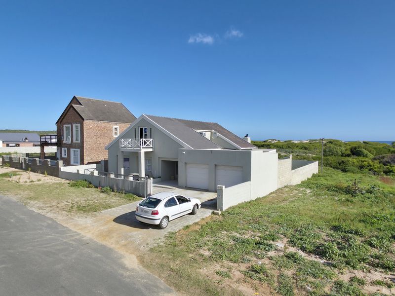 Spacious 5-Bedroom Family Home Just Minutes from the Beach - Photo 3