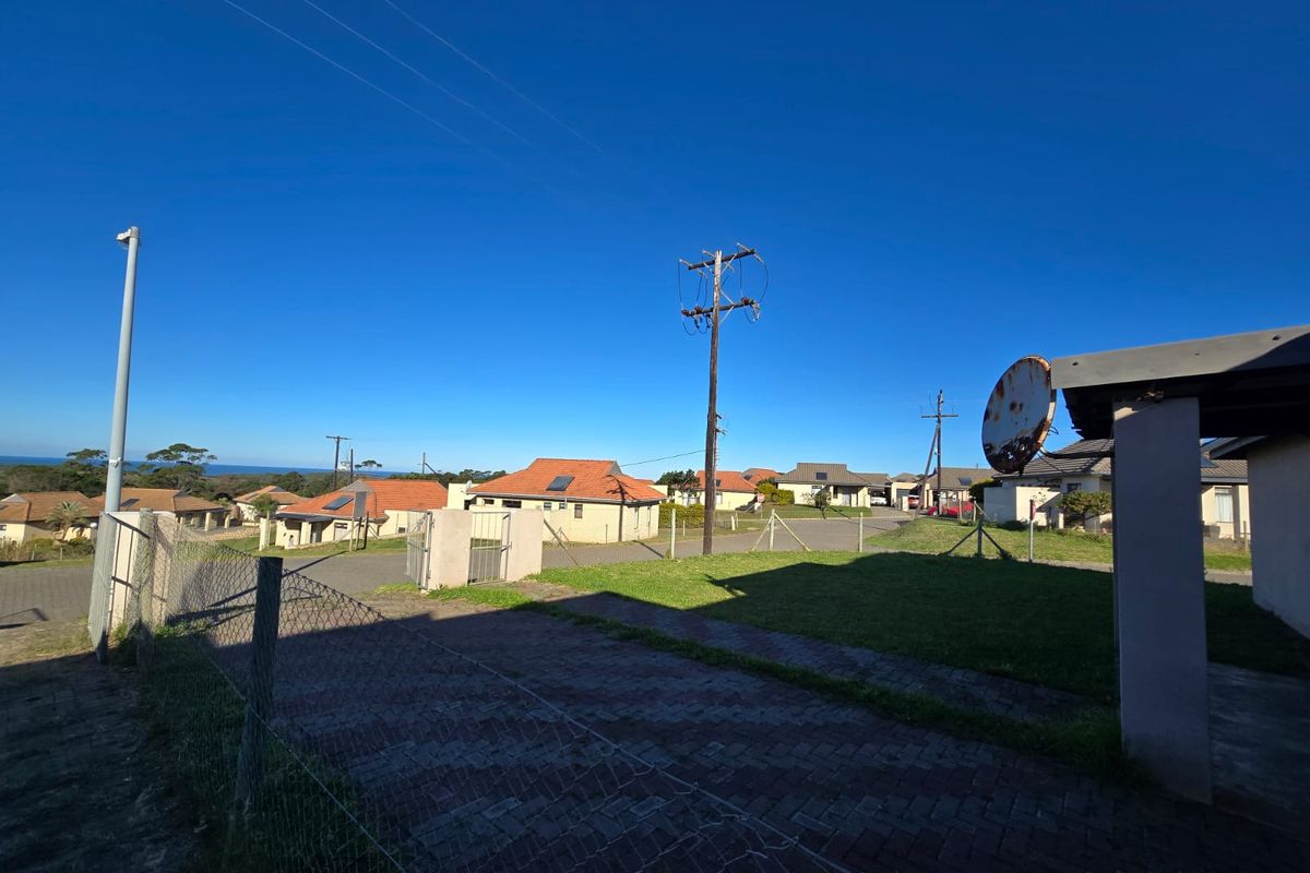 3 Bedroom home in Kidds Beach - Photo 4
