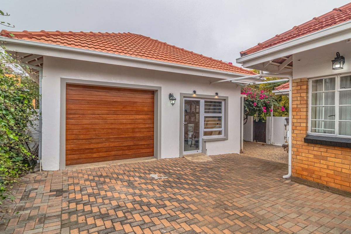 Elegant Dunvegan Living with Space, Style & Flatlet - Photo 3