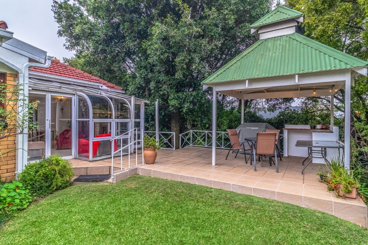 Elegant Dunvegan Living with Space, Style & Flatlet - Photo 5