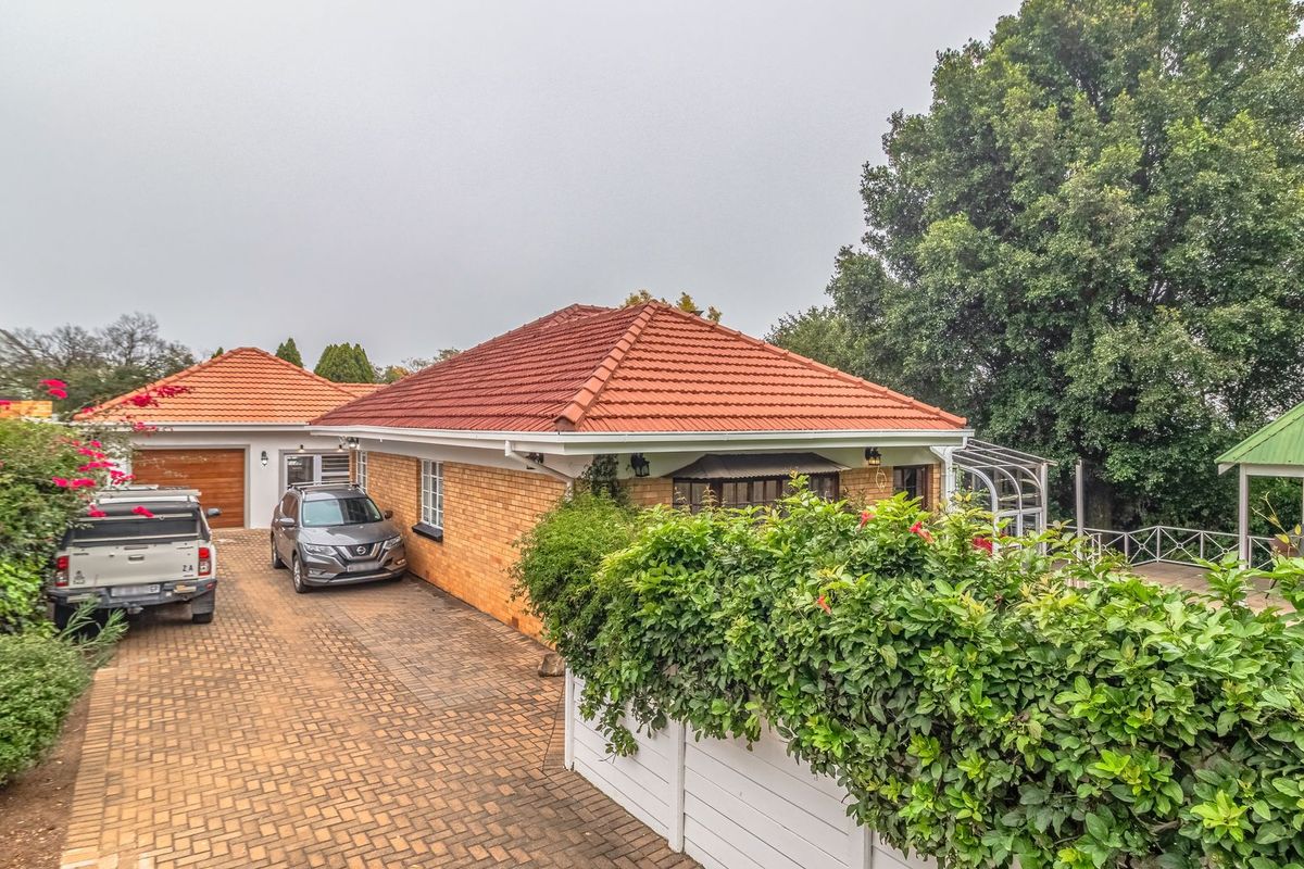 Elegant Dunvegan Living with Space, Style & Flatlet - Photo 2