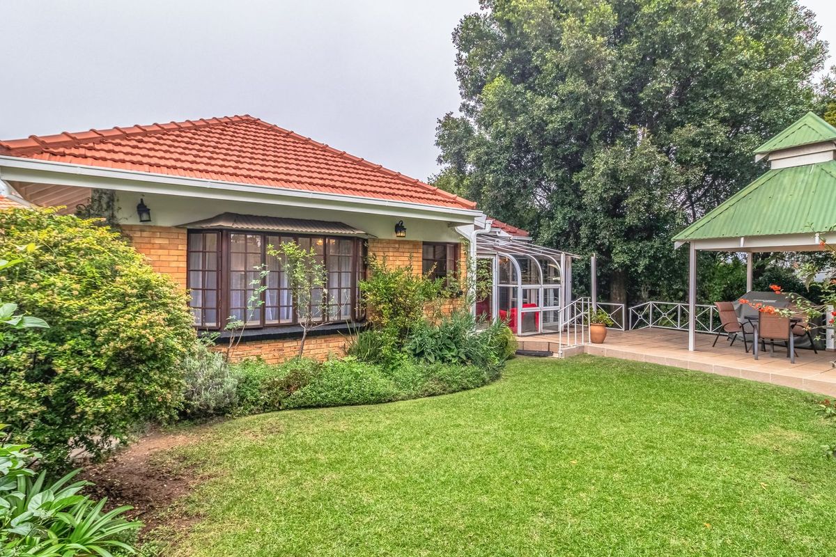 Elegant Dunvegan Living with Space, Style & Flatlet - Photo 4