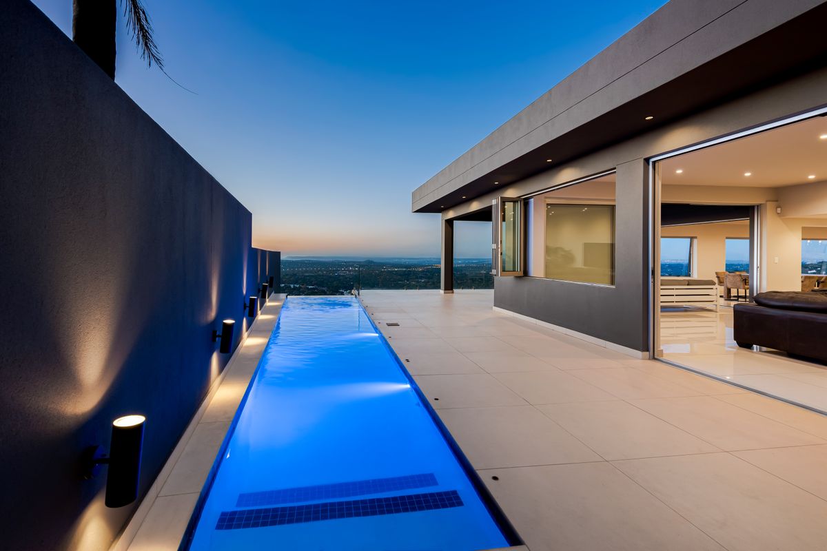 Luxury living with space, light, and unforgettable views. - Photo 2