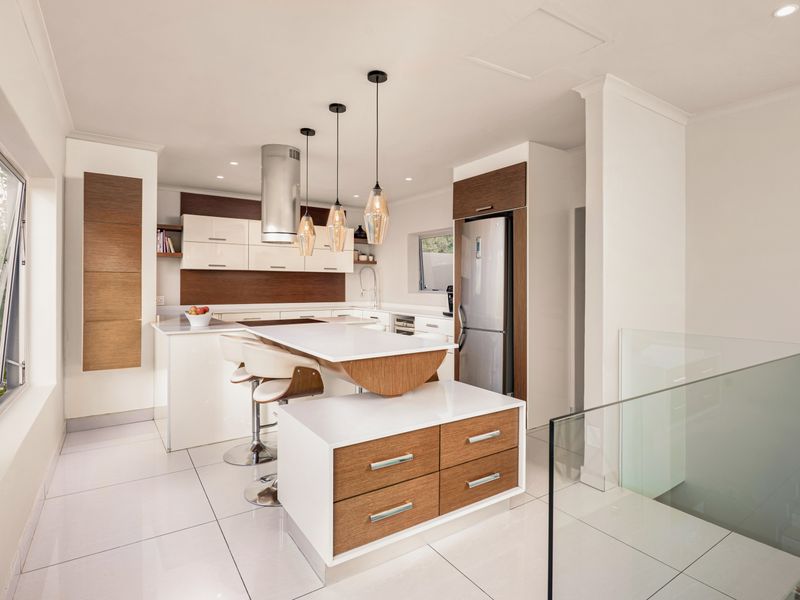 Luxury living with space, light, and unforgettable views. - Photo 5