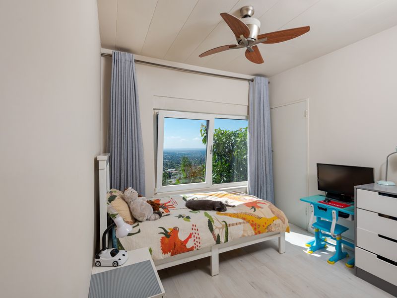 Luxury living with space, light, and unforgettable views. - Photo 9