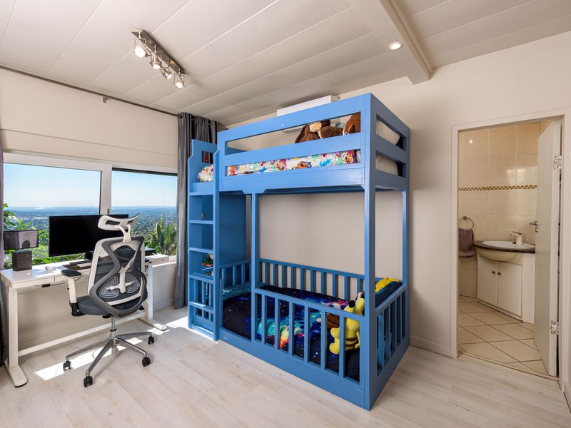 Luxury living with space, light, and unforgettable views. - Photo 8