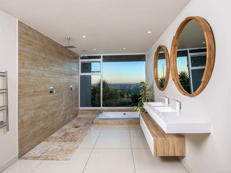 Luxury living with space, light, and unforgettable views. - Photo 7