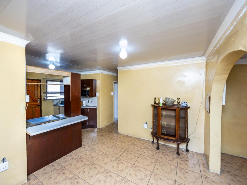 Your Next Chapter Starts Here – Inviting 3-Bedroom Family Home with Garage in Amalinda - Photo 9