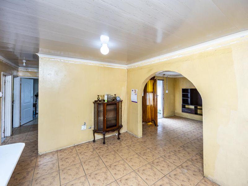 Your Next Chapter Starts Here – Inviting 3-Bedroom Family Home with Garage in Amalinda - Photo 10