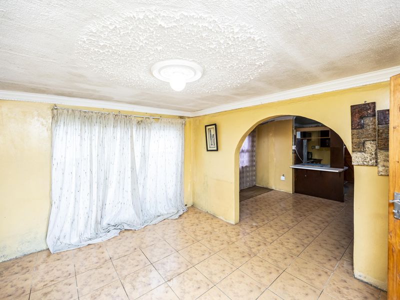 Your Next Chapter Starts Here – Inviting 3-Bedroom Family Home with Garage in Amalinda - Photo 7