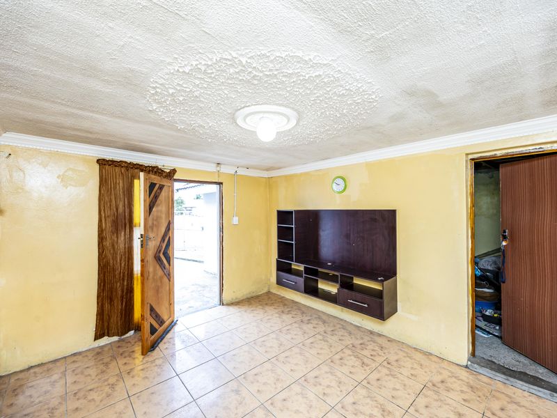 Your Next Chapter Starts Here – Inviting 3-Bedroom Family Home with Garage in Amalinda - Photo 8