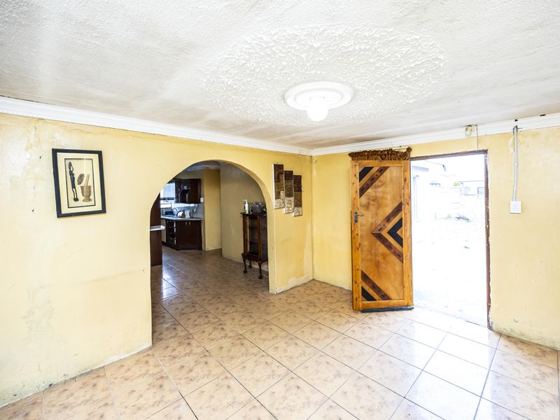 Your Next Chapter Starts Here – Inviting 3-Bedroom Family Home with Garage in Amalinda - Photo 6