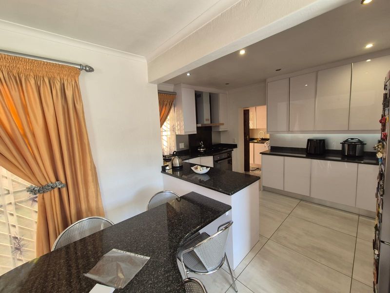 Family Paradise in Glenvista - Photo 10