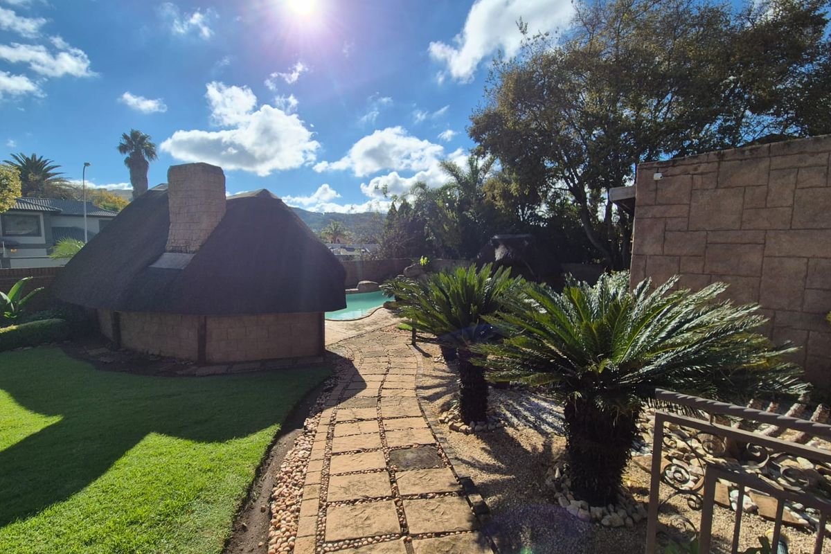 Family Paradise in Glenvista - Photo 3