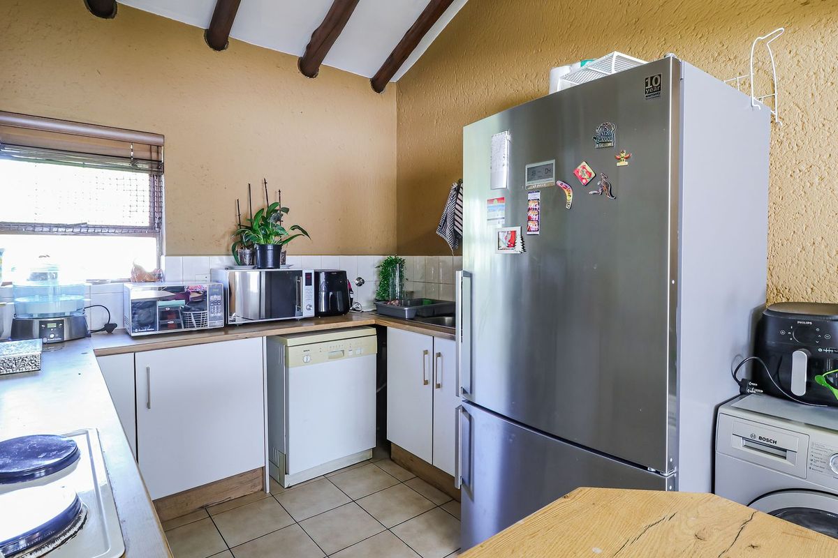 Charming 2-bedroom apartment for sale in vibrant Morningside, Sandton—your dream home awaits! - Photo 5