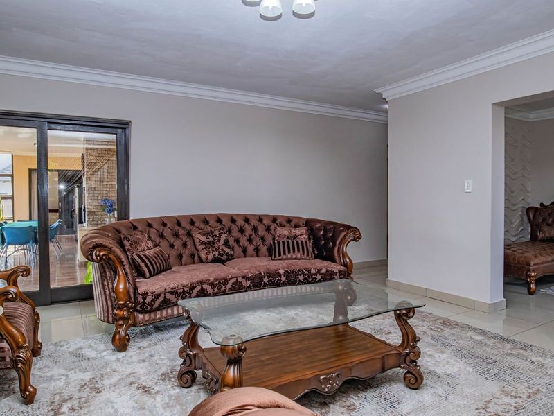 A Grand Residence Designed For Luxurious Entertaining - Photo 6