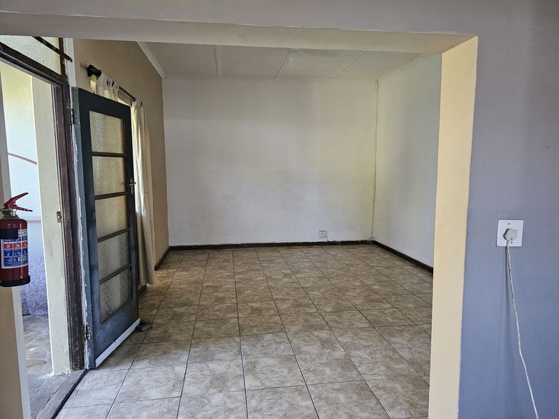 Cambridge West - Semi Detached, neat and spacious property - Photo 9