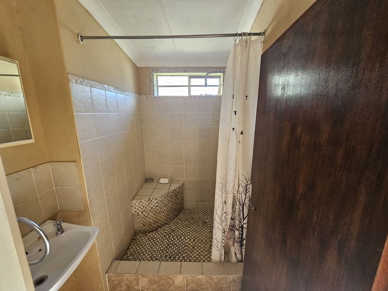 Cambridge West - Semi Detached, neat and spacious property - Photo 8